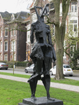 905863 Afbeelding van het bronzen beeldhouwwerk 'Constructie staande' van Charlotte van Pallandt (1898-1997), in 1980 ...